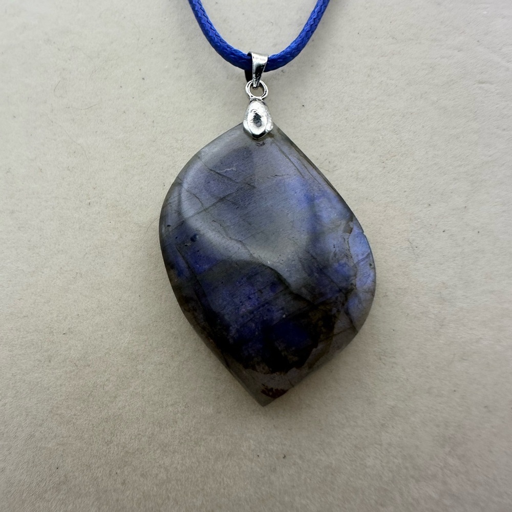 Blue Flash Labradorite Pendant Necklace - Picture 4 of 9
